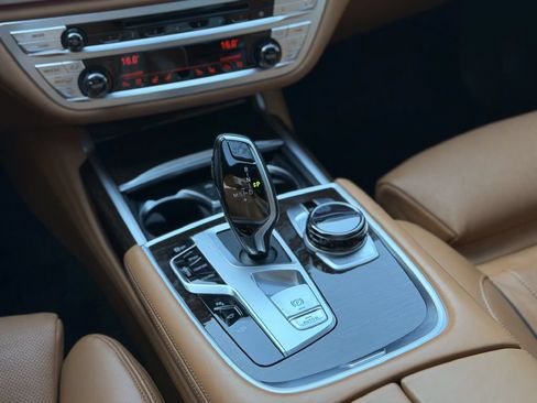 Used 2020 BMW 750i xDrive w/ Executive Package AWD/4WD image 18