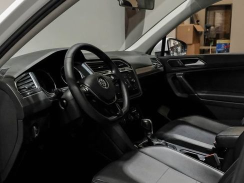 Used 2018 Volkswagen Tiguan SE w/ Panoramic Sunroof Package FWD image 3