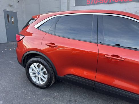 Used 2020 Ford Escape SE image 9