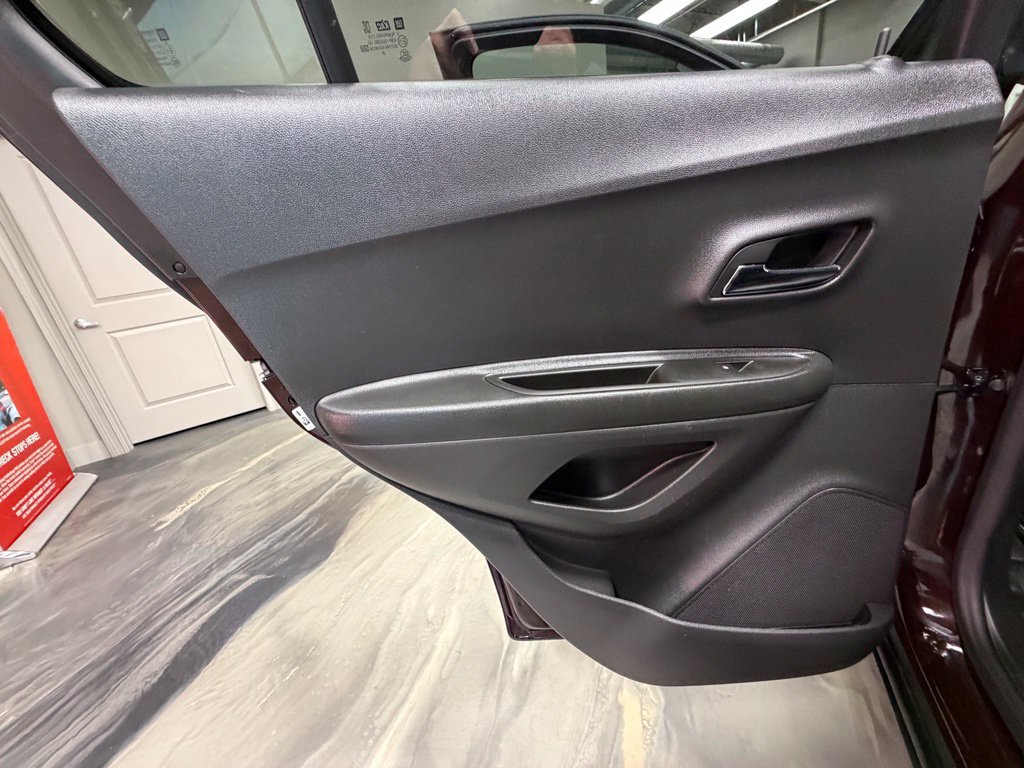Used 2021 Chevrolet Trax LT w/ Premium Seat Package AWD/4WD image 46