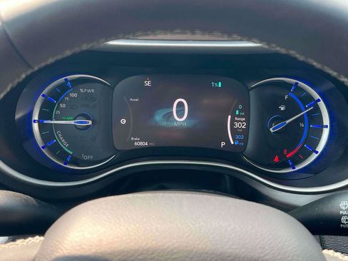 Used 2024 Chrysler Pacifica Limited FWD image 9