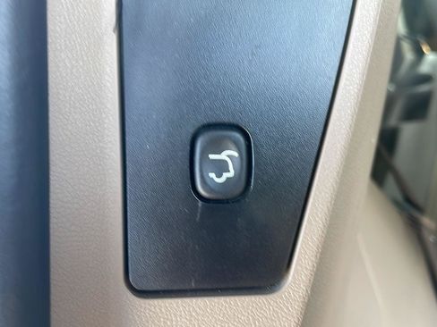 Used 2013 Chrysler Town & Country Touring-L w/ Driver Convenience Group FWD image 32