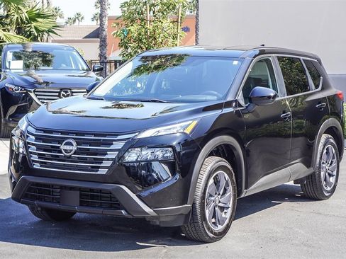 Used 2024 Nissan Rogue SV image 3