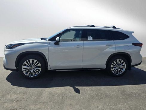 New 2026 Toyota Highlander Platinum AWD/4WD image 6