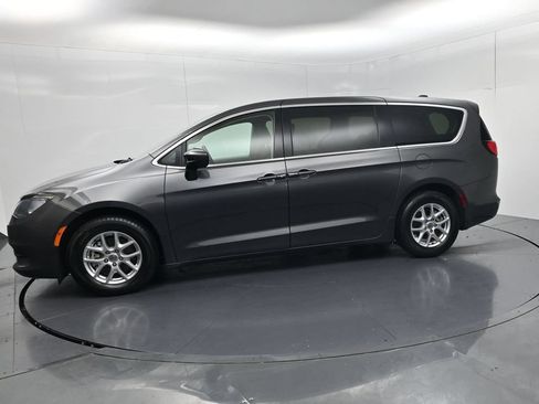 Used 2023 Chrysler Voyager LX FWD image 4