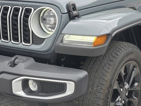 Used 2025 Jeep Wrangler Sahara image 11