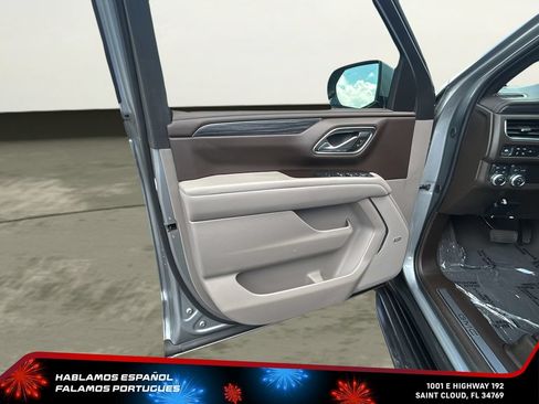 Certified 2024 GMC Yukon XL SLT w/ SLT Luxury Package AWD/4WD image 10