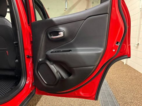 Used 2023 Jeep Renegade Trailhawk AWD/4WD image 15