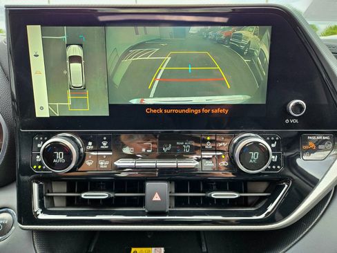 Used 2023 Toyota Highlander Platinum image 36