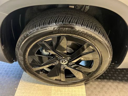 Certified 2025 Volkswagen Taos SE FWD image 8
