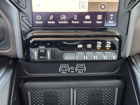 New 2026 RAM 2500 Laramie AWD/4WD image 17