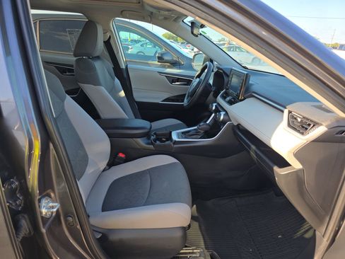 Used 2021 Toyota RAV4 XLE w/ Convenience Package FWD image 13