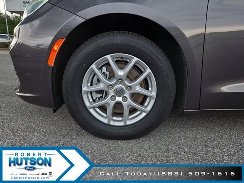 Used 2023 Chrysler Pacifica Touring-L FWD image 10