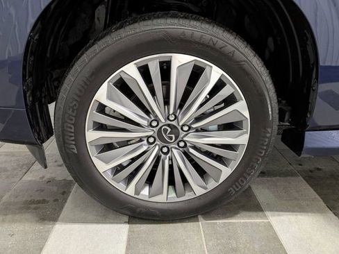 Used 2025 INFINITI QX80 Sensory AWD/4WD image 7