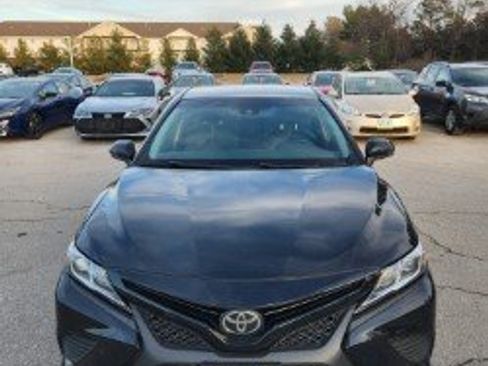 Used 2018 Toyota Camry SE image 4