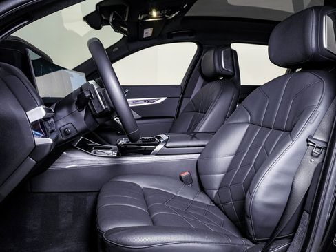 Used 2025 BMW 740i xDrive image 22