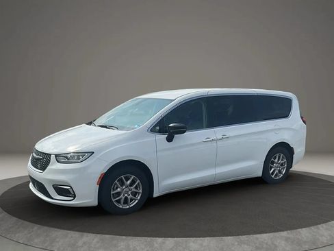 Used 2024 Chrysler Pacifica Touring-L FWD image 1
