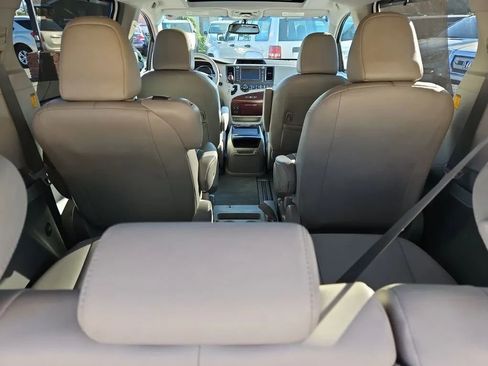 Used 2011 Toyota Sienna XLE image 27