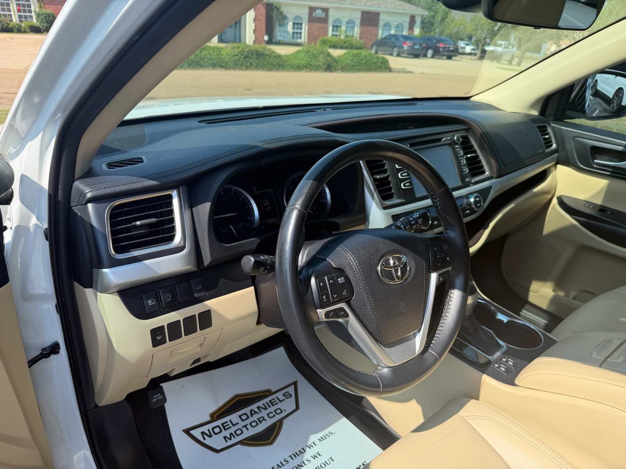 Used 2019 Toyota Highlander XLE FWD image 11