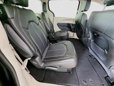 Used 2023 Chrysler Pacifica Touring-L AWD/4WD image 26