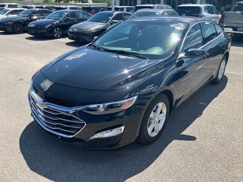 Used 2025 Chevrolet Malibu LT FWD image 3