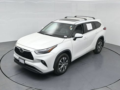 Used 2023 Toyota Highlander XLE AWD/4WD image 39