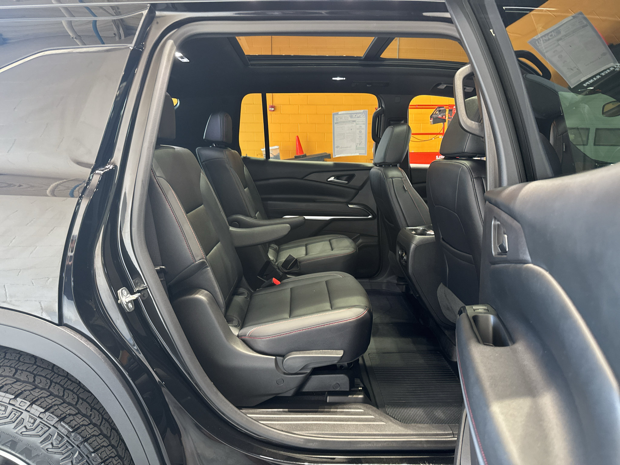 Used 2025 Chevrolet Traverse Z71 w/ LPO, Floor Liner Package AWD/4WD image 20
