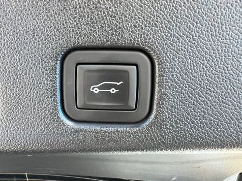 Used 2025 Chevrolet Traverse RS image 53