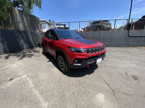 Used 2025 Jeep Compass Trailhawk AWD/4WD image 8