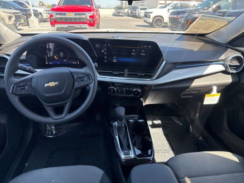 Used 2026 Chevrolet Trax LT FWD image 8