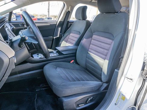 Used 2017 Ford Fusion SE w/ Fusion SE Technology Package image 14
