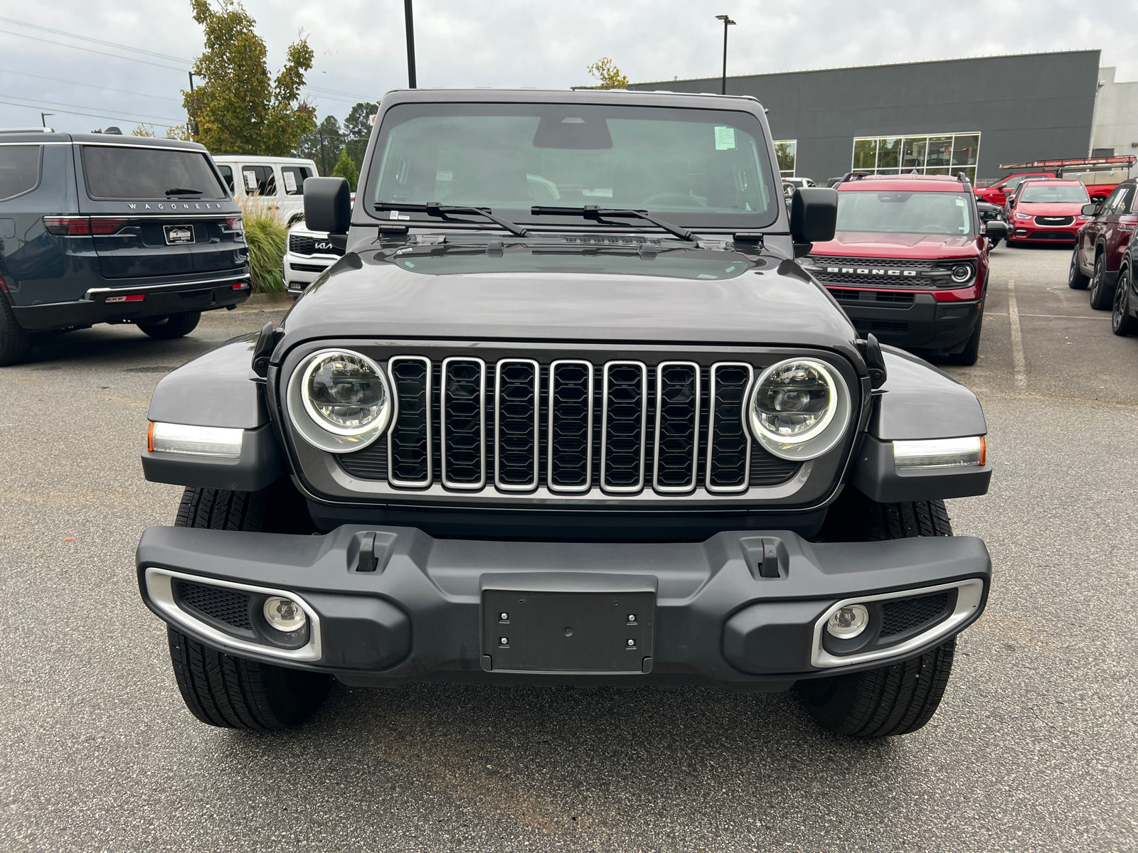 Used 2026 Jeep Wrangler Unlimited Sahara AWD/4WD image 3