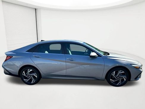 Certified 2025 Hyundai Elantra SEL w/ Cargo Package FWD image 4