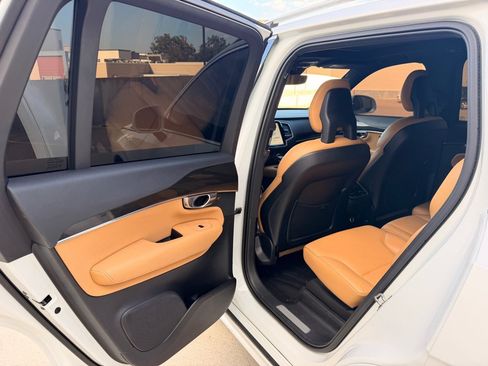 Used 2018 Volvo XC90 T6 Momentum w/ Momentum Plus Package AWD/4WD image 14