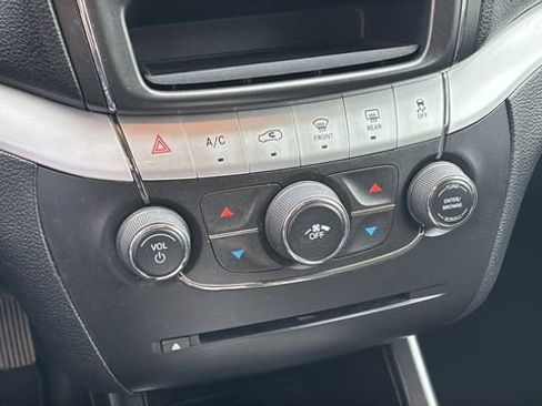 Used 2018 Dodge Journey SE FWD image 15
