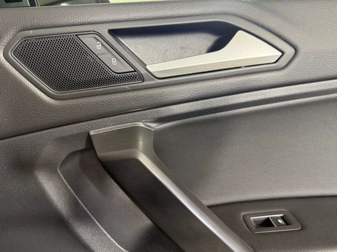 Used 2021 Volkswagen Tiguan SE w/ Panoramic Sunroof Package image 28