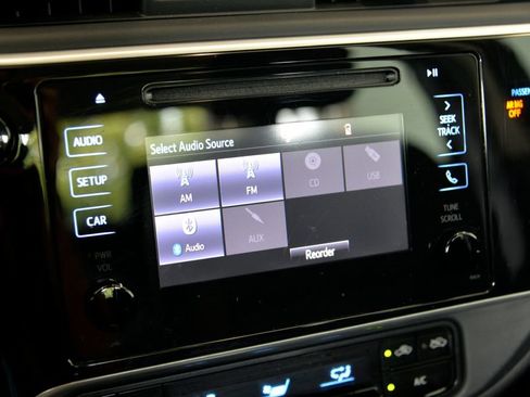 Used 2018 Toyota Corolla LE FWD image 19