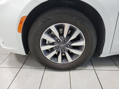 Used 2023 Chrysler Pacifica Touring-L FWD image 46