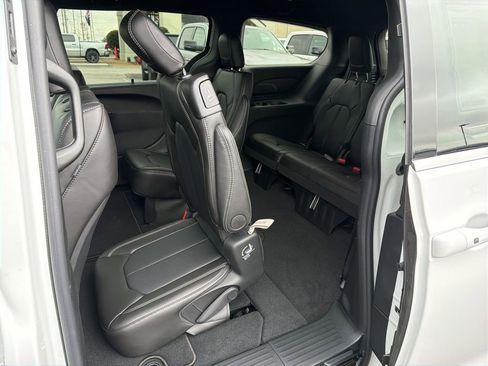 New 2026 Chrysler Pacifica Select FWD image 18