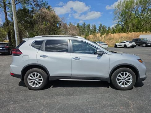Used 2019 Nissan Rogue SV image 2