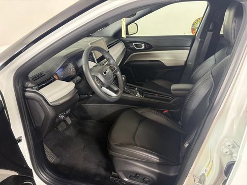 Used 2025 Jeep Compass Limited AWD/4WD image 12