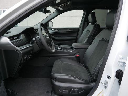 New 2025 Jeep Grand Cherokee Limited w/ Black Appearance Package image 18