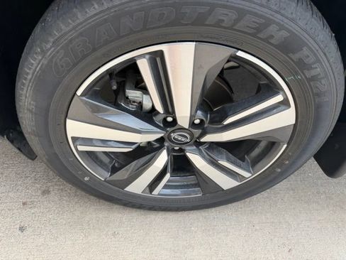 Used 2025 Nissan Rogue SL AWD/4WD image 32