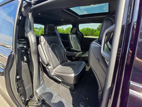 Used 2025 Chrysler Pacifica Limited FWD image 24