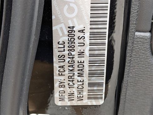 Used 2023 Jeep Grand Cherokee L Laredo image 29