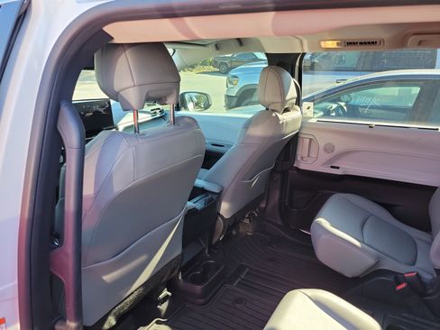 Used 2025 Toyota Sienna XLE image 29
