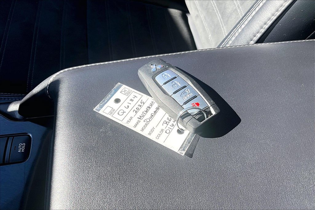 Used 2025 Mitsubishi Outlander AWD image 11