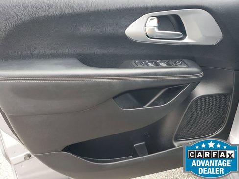 Used 2021 Chrysler Pacifica Touring w/ S Appearance Package image 41