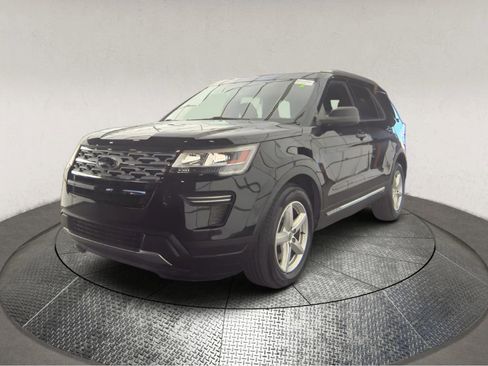 Used 2019 Ford Explorer XLT FWD image 3