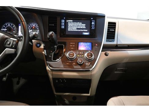 Used 2017 Toyota Sienna XLE FWD image 23
